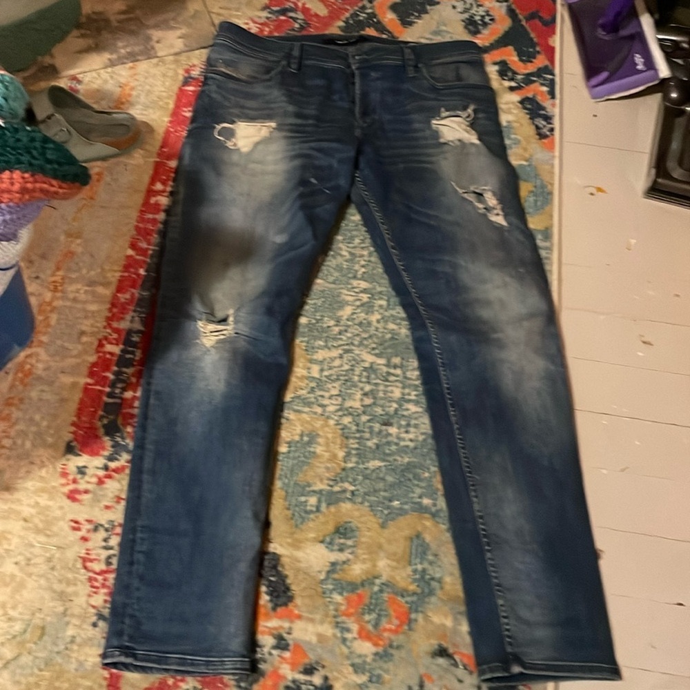 EUC Diesel Sleenker Jeans with label of authenticity. Size 36, inseam 32.